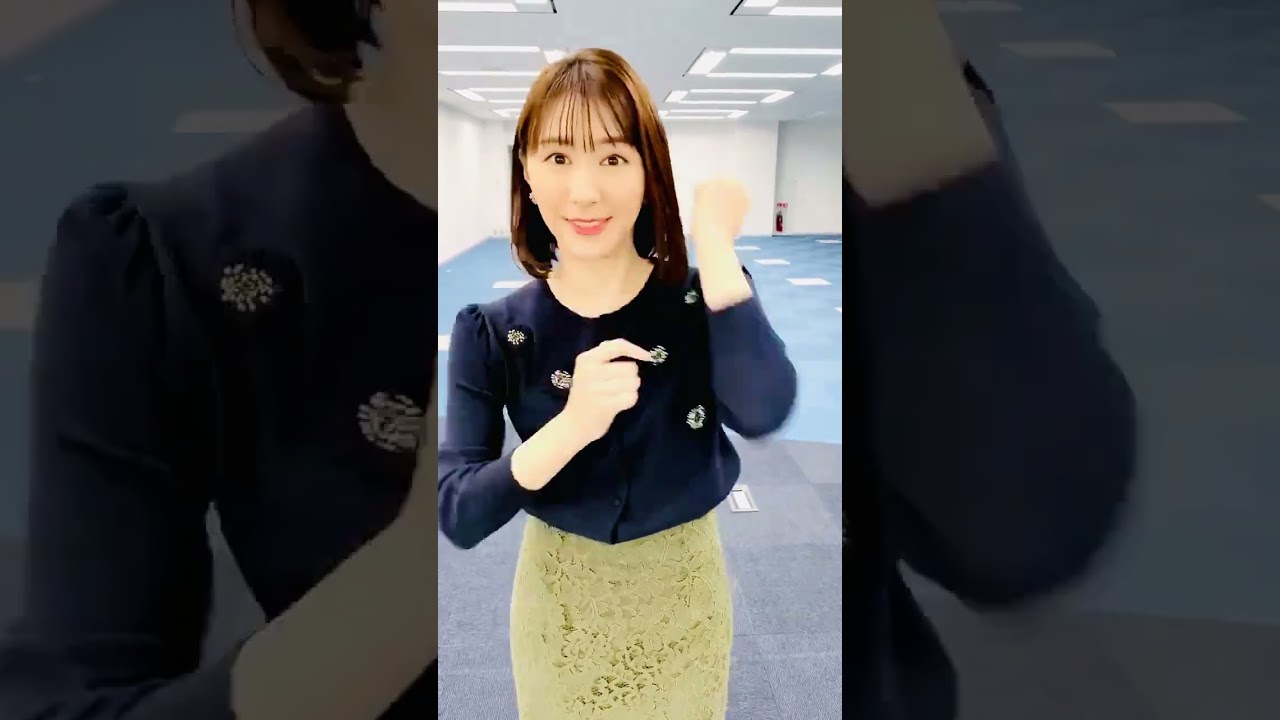 【白井ゆかり】右ひじ左ひじ交互に見て【ウェザーニュースlive】