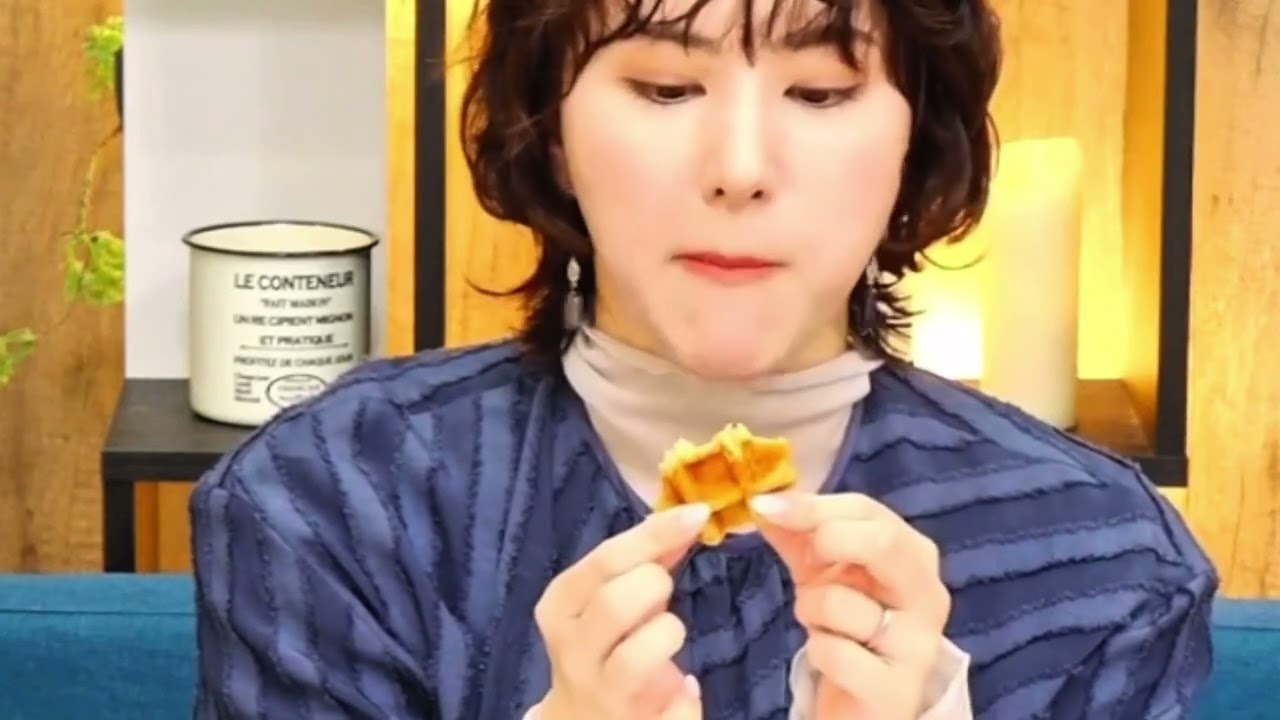 白井ゆかりさんそれは大きさではなくピントを合わす為に手をかざしているのですよ…