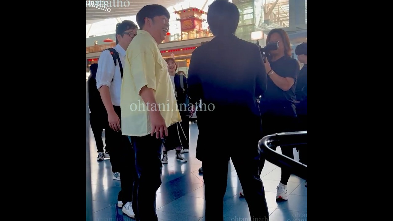 羽田空港で神田愛花さんの旦那さんの日村さんの声が聞こえて、振り返ると撮影してました。すごい数のスタッフなんですねー。そちらにびっくり。大谷翔平選手関連でなくすみません#羽田空港＃バラエティ撮影