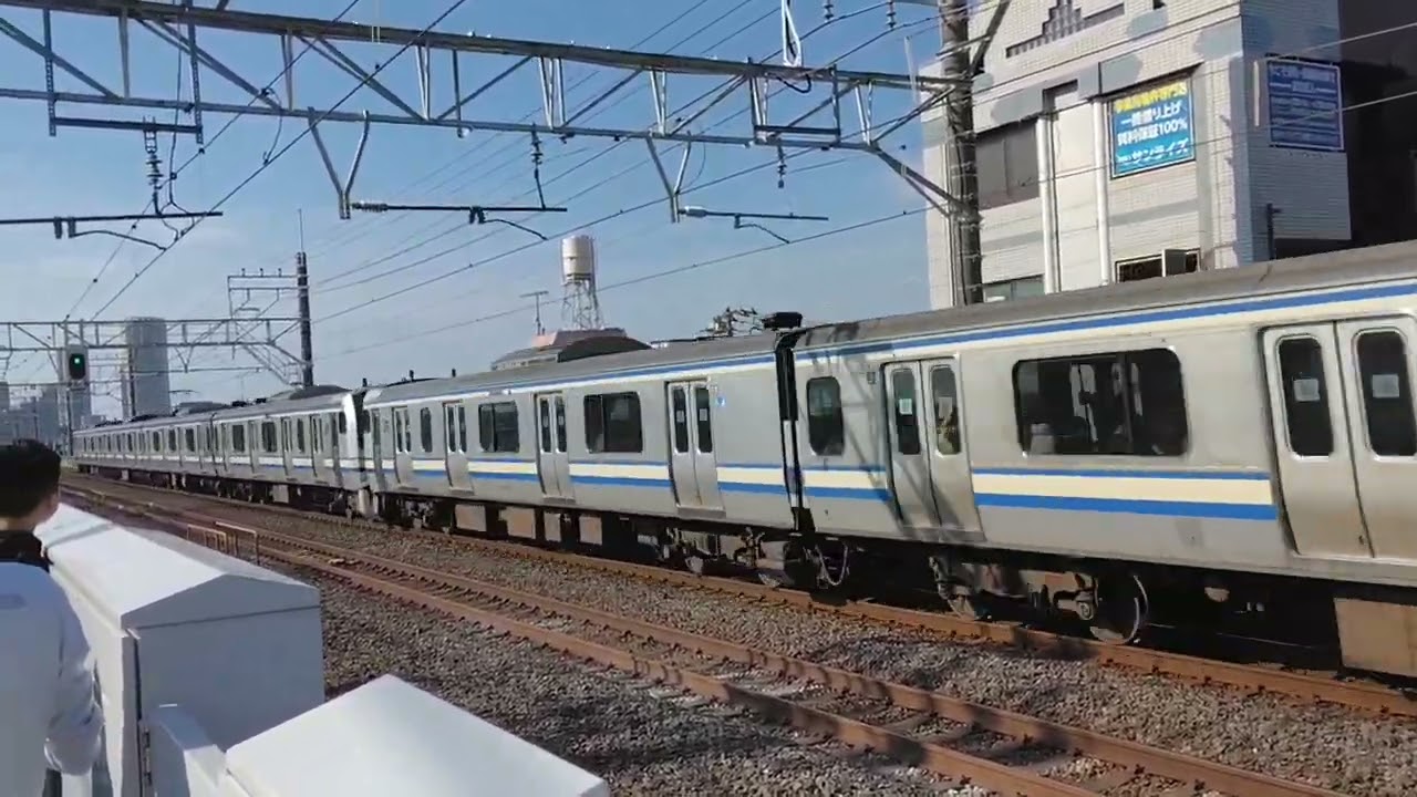 下総中山駅を最高速度で通過 総武線下総中山駅を高速通過する総武快速線E217系快速千葉行き