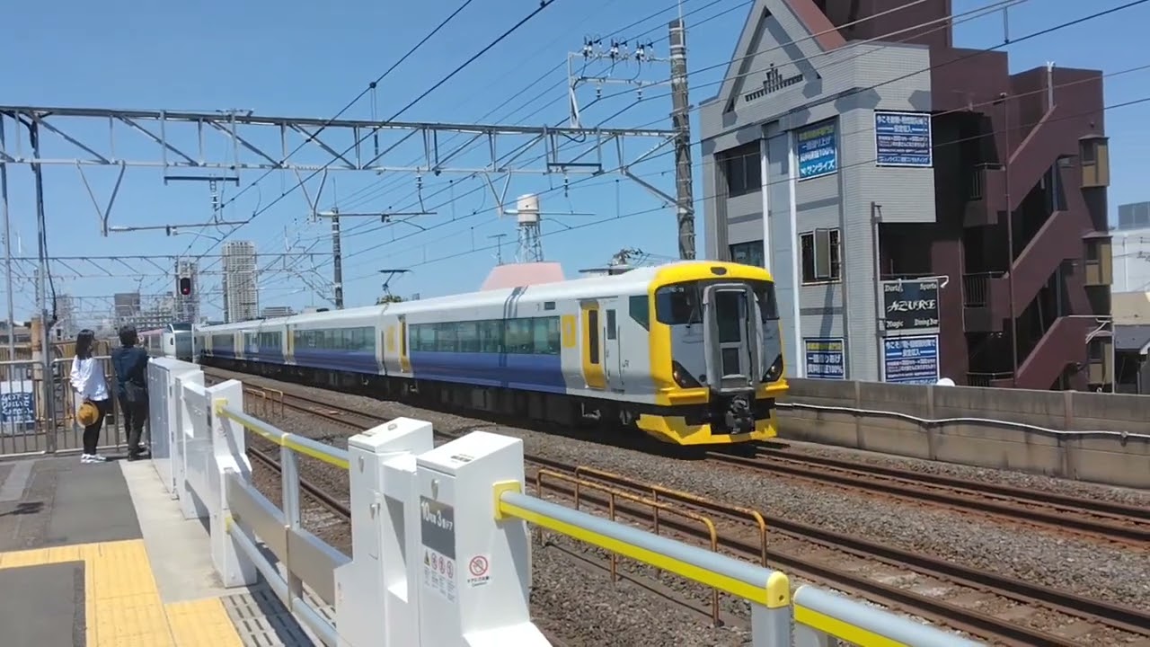 【特急同士のすれ違い通過】総武線下総中山駅を高速通過するE259系総武快速線特急成田エクスプレス12号新宿行きとE257系500番台内房線臨時特急新宿さざなみ81号館山行き