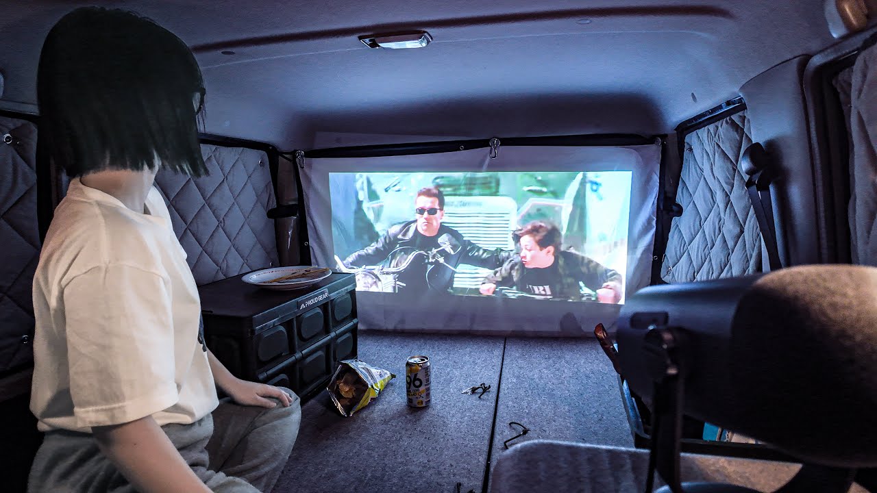 映画館と化したランクルで宿泊できる廃校に行く