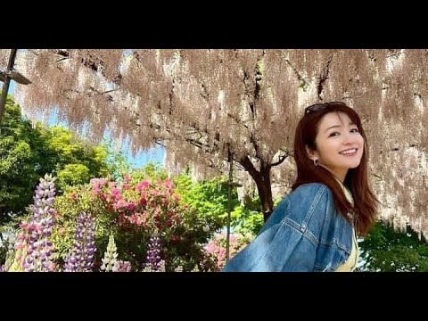 B1- 長野美郷アナ、満開の“藤棚”バックに笑顔のショット公開「すごい風景きれいですね」「花が似合って可愛い～」