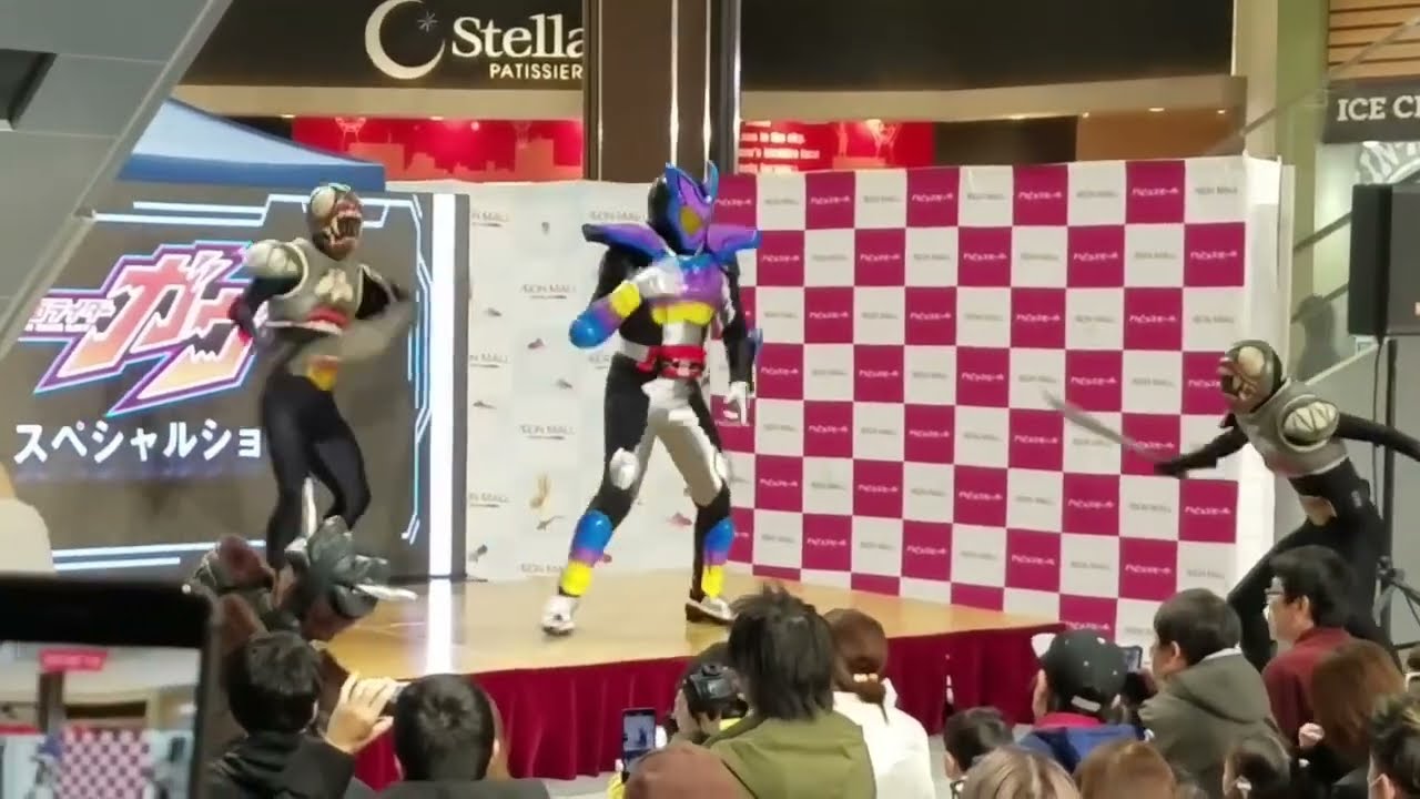 アクロバティックな仮面ライダーガヴのキャラクターショーを奈良県にあるイオンモール大和郡山店で見たよん、
