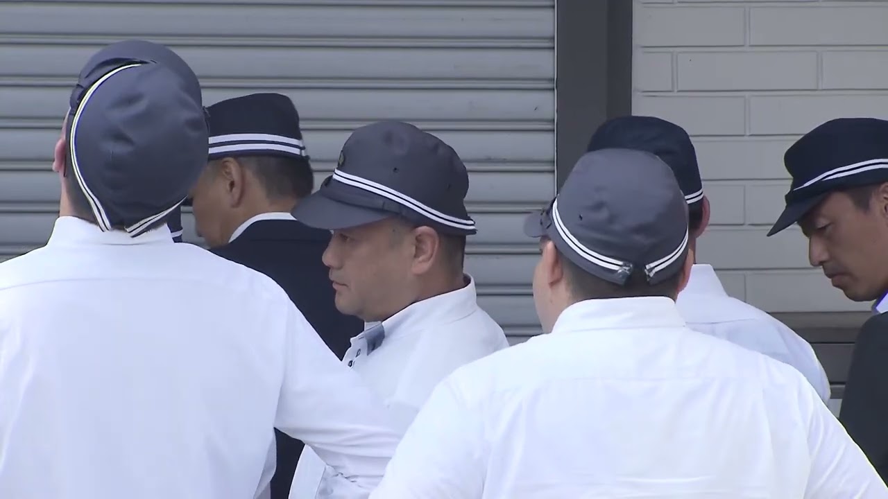 【ガサ入れ】「大阪や！」「はよ開けろ！」飛び交う怒声　”トクリュウ”グループ「ブラックアウト」関係先を大阪府警が家宅捜索　エンジンカッターも持ち出し