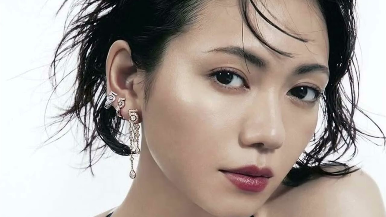 「横山やすしニット」「ロブスターのオーバーオール」二階堂ふみの私服が“全身真っ赤”カズレーザー並みに奇抜だった