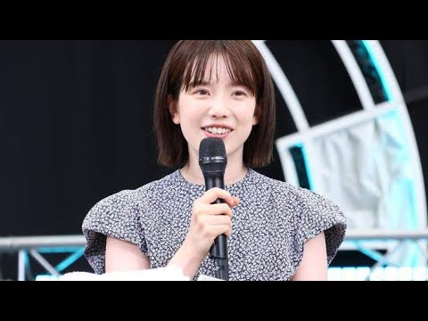 ＜弘中綾香アナ＞メリハリトップスでスタイルアップ　ぺたんこシューズできれいめカジュアルに