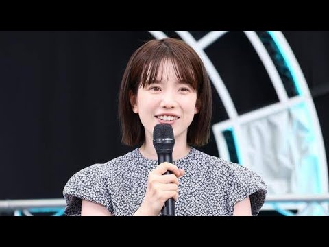 ＜弘中綾香アナ＞メリハリトップスでスタイルアップ　ぺたんこシューズできれいめカジュアルに
