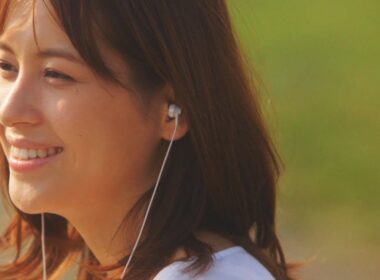 青木裕子　「久々に、パーマヘア」新ヘア＆白Tへそ出しルックの近影公開「すごく素敵」「お似合いです」