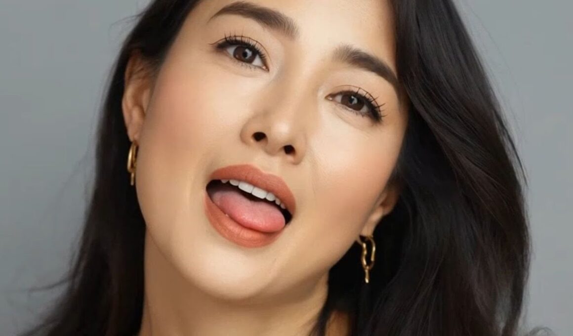 何も語らずとも伝わる、静かな熟女のキス顔