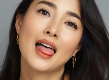 何も語らずとも伝わる、静かな熟女のキス顔