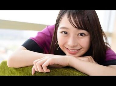 小室瑛莉子アナ、生本番でサックスの即興エア演奏を披露　最後はダブルピースサインで締めた