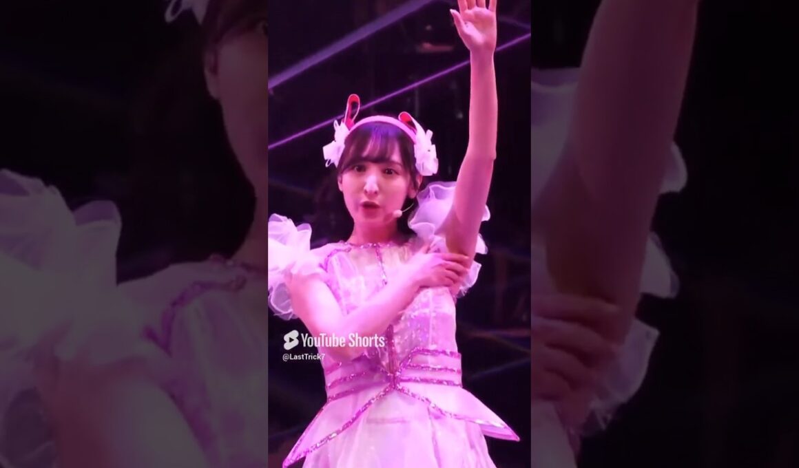 腋を隠す佐倉綾音さん