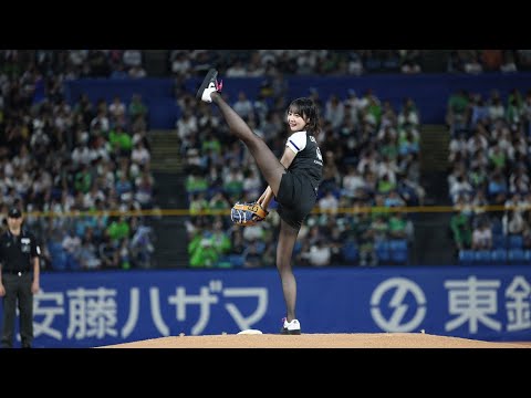 岡田紗佳が始球式に登場！　高く上げた左脚に球場どよめく（プロ野球・ヤクルト－DeNA「ローチケDAY」）