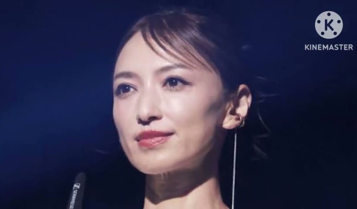 「奇跡の50代」望月理恵アナ、秋色コーデで美しさ限界突破　「たくましい腕、、出しちゃってます笑」