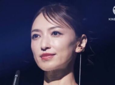 「奇跡の50代」望月理恵アナ、秋色コーデで美しさ限界突破　「たくましい腕、、出しちゃってます笑」
