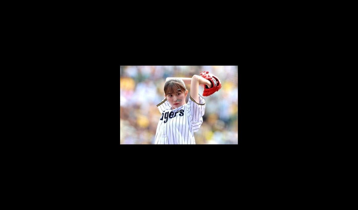 佐藤佳奈アナが甲子園で豪快始球式！