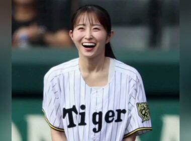 【阪神】読売テレビ佐藤佳奈アナが始球式 胸を張って豪快なワインドアップからワンバウンド投球