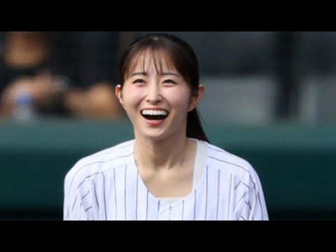 【阪神】読売テレビ佐藤佳奈アナが始球式　胸を張って豪快なワインドアップからワンバウンド投球