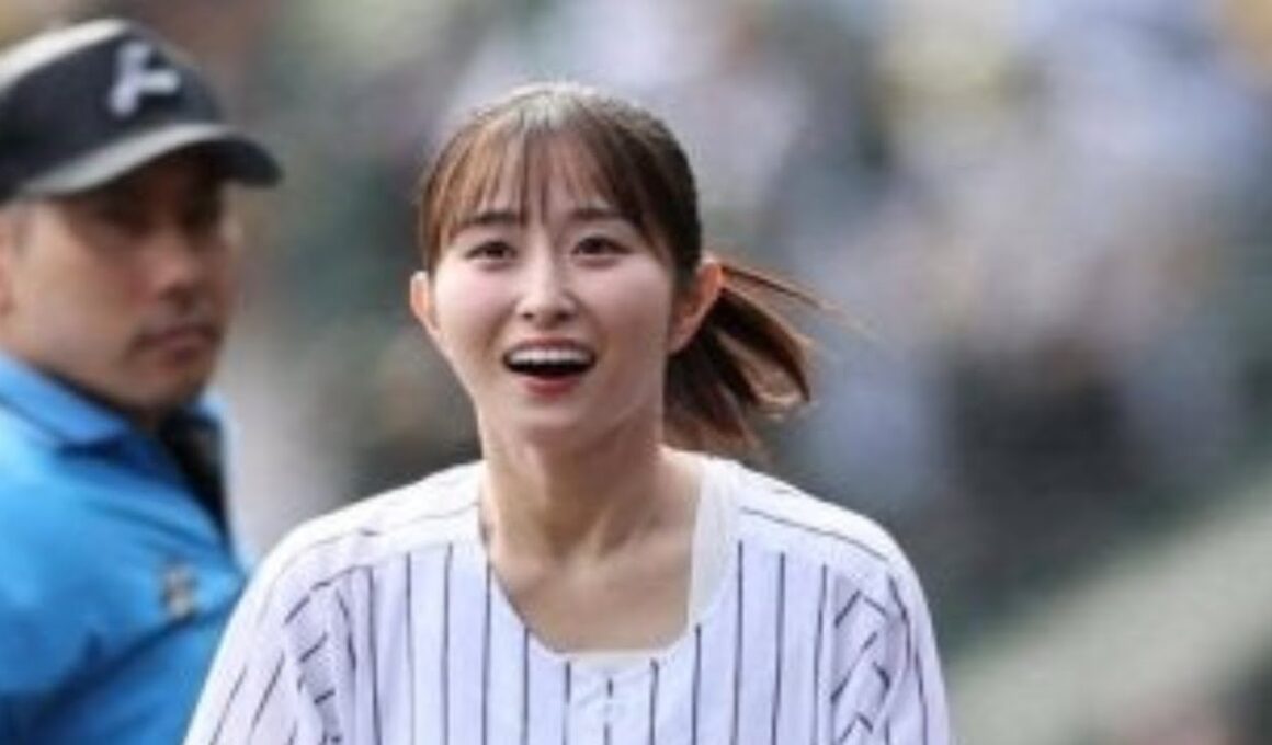 甲子園に佐藤佳奈アナ登場！ダイナミック始球式で観客を魅了