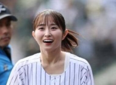 甲子園に佐藤佳奈アナ登場！ダイナミック始球式で観客を魅了