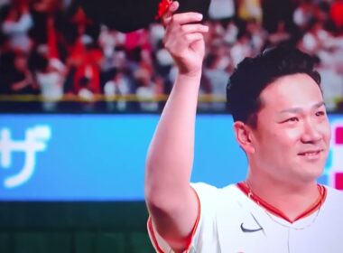 田中将大200勝達成!笠原審判員お疲れ花束