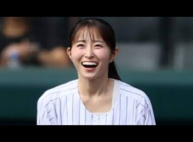 【阪神】読売テレビ佐藤佳奈アナが始球式　胸を張って豪快なワインドアップからワンバウンド投球