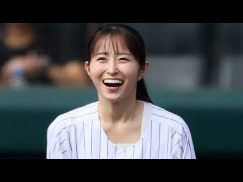 【阪神】読売テレビ佐藤佳奈アナが始球式　胸を張って豪快なワインドアップからワンバウンド投球