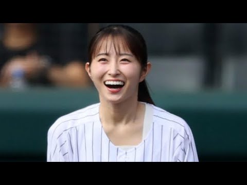 【阪神】読売テレビ佐藤佳奈アナが始球式　胸を張って豪快なワインドアップからワンバウンド投球