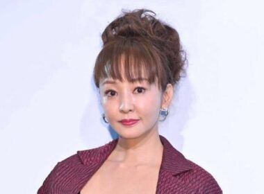 神田うの、秋川雅史コンサートで“千の風”に涙　永井美奈子との再会ショットが反響「時が止まったような美貌」