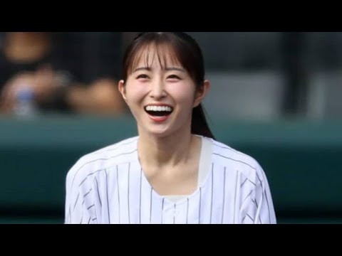 【阪神】読売テレビ佐藤佳奈アナが始球式　胸を張って豪快なワインドアップからワンバウンド投球