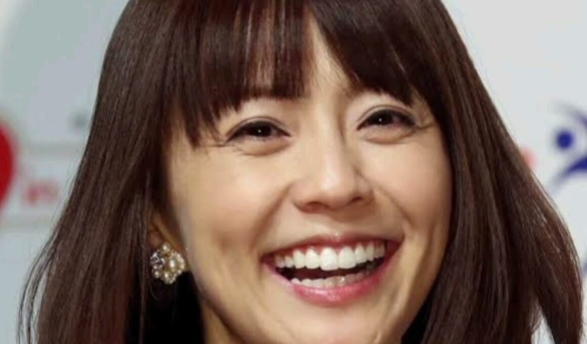 小林麻耶→國光真耶さんが赤髪に！夫とラブラブ２ショ公開「すてきなご夫婦」「お元気そう」