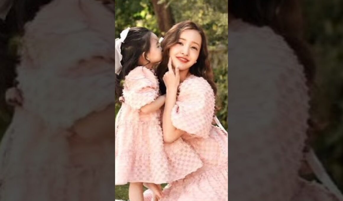 板野友美と3歳娘、まるで鏡のようなそっくり笑顔にファン感動#板野友美 #母娘ショット #そっくり親子 #幸せの笑顔 #ともちんファミリー