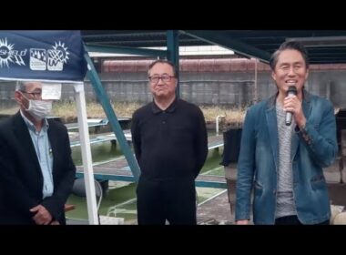 ⑴午前は葛飾愛魚会品評会で来賓挨拶 ⑵午後はライブステージでギター弾き語り⑶昨夜はキャリア45年のバドミントン