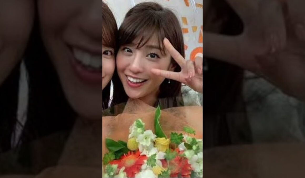 【久慈暁子さんのバッグの中身】イベント司会での登壇日はカラフルなアイテムで自分を鼓舞！