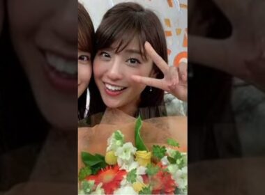 【久慈暁子さんのバッグの中身】イベント司会での登壇日はカラフルなアイテムで自分を鼓舞！