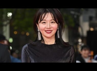 ＜大橋未歩＞スリットから美脚　光沢のあるグラデワンピで　東京国際映画祭レッドカーペットに登場
