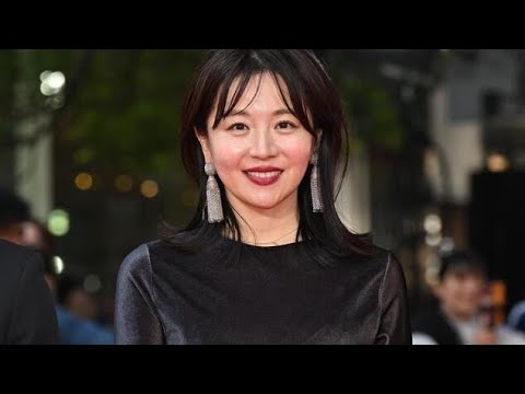 ＜大橋未歩＞スリットから美脚　光沢のあるグラデワンピで　東京国際映画祭レッドカーペットに登場