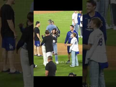 勝利投手の山本由伸選手に飛びついたのはガールフレンド？いえいえ、石原与一さんでは？ナ・リーグ地区シリーズ、ドジャース対パドレス #山本由伸 #ドジャース #大谷翔平