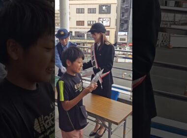 子供たちや一般人に啓発品を配布する阿部華也子さん、一日警察署長、めざましどようびメインキャスター、登戸駅、多摩警察署👮‍♀️🚨