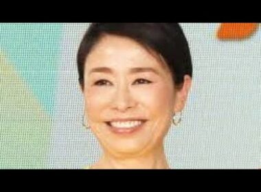 66歳・安藤優子、“ユニクロ品でまとめた”オールホワイトの私服コーデ紹介「ロンT、クルーネックのセーター、白のワイドパンツ、すべて#uniqlo」　着こなしに反響