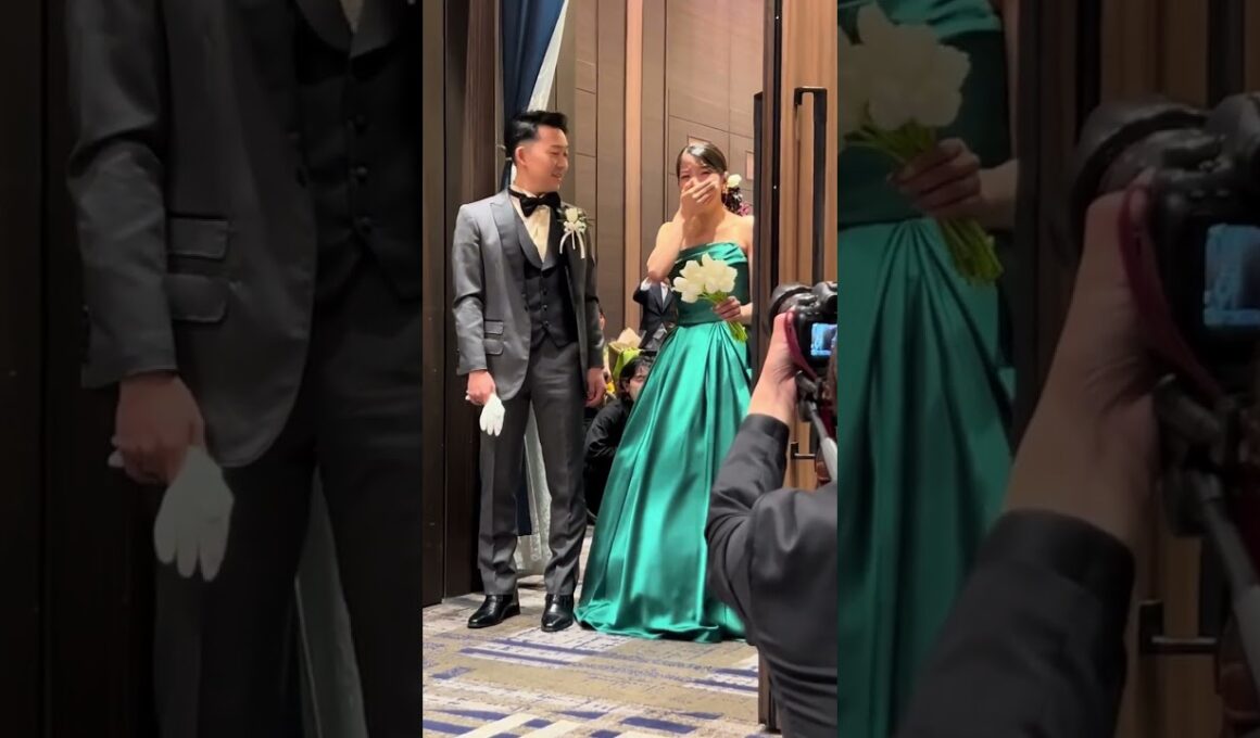 施設にいる大好きなお爺ちゃん。結婚式来れないと思ってたけど、親御様からのサプライズで結婚式に来てくれることに。結婚式っていいですよね🥰 #バズる動画 #結婚式 #shorts