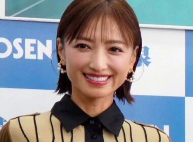 “奇跡の53歳” 望月理恵のミニスカショットにファン歓喜…大手事務所の “美しすぎる取締役” としての顔も