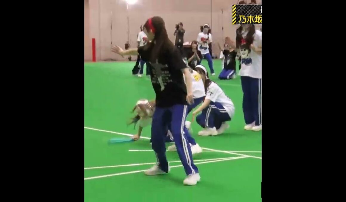 バトンを渡す寸前に足がもつれてコケる顔面粉だらけの弓木さんと連鎖するようにコケる海邊さん　#乃木坂46  工事中