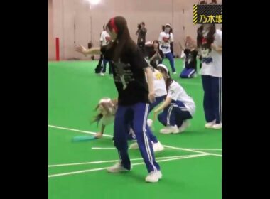 バトンを渡す寸前に足がもつれてコケる顔面粉だらけの弓木さんと連鎖するようにコケる海邊さん　#乃木坂46  工事中