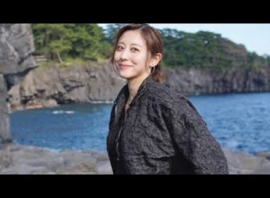 🔥斎藤ちはるアナ、海で“デニム美脚”炸裂🌊✨「動きやすさ重視なのに色気すごい！」と絶賛続出👀💙