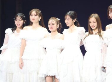 前田敦子、高橋みなみ、板野友美、篠田麻里子、峯岸みなみ、小島陽菜が20周年コンサートで「桜の木になろう」を熱唱！＜AKB48 20th Year Live Tour 2025＞