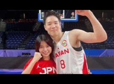 久慈暁子、夫・渡辺雄太と肩組み夫婦ショット「デカい笑」「素敵なツーショット」