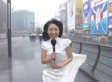 【放送事故】新人女子アナウンサーがスカートで台風中継をしてしまった結果...