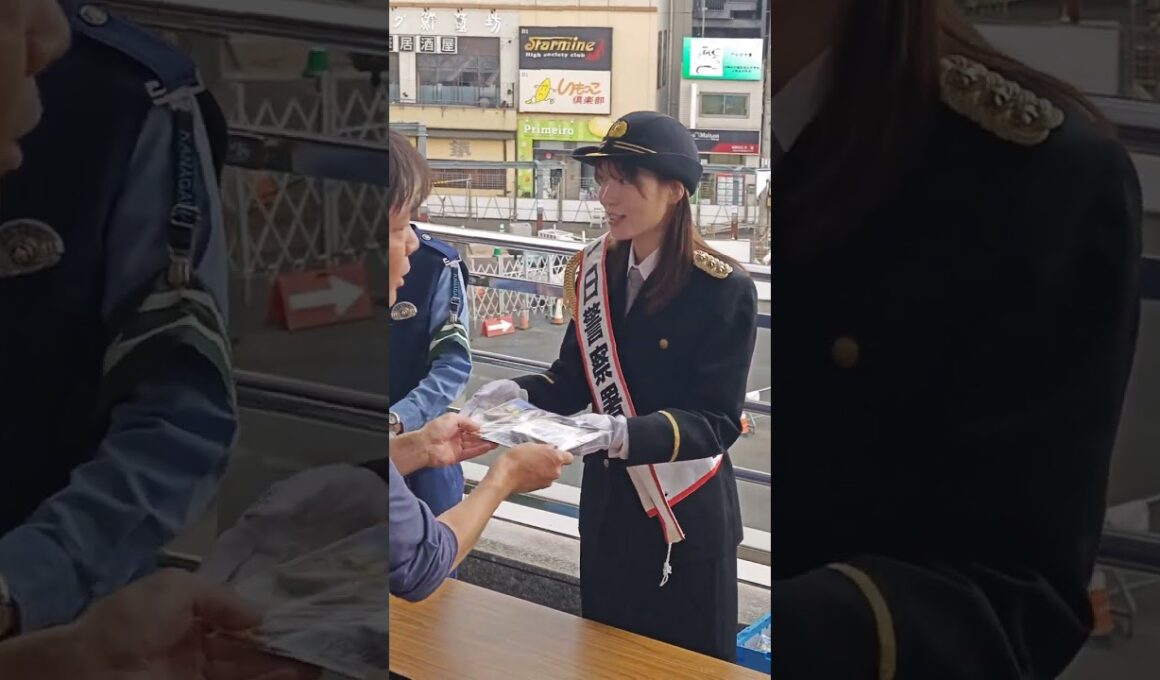 啓発品を配布する一日警察署長・阿部華也子さん👮‍♀️🚨、登戸駅、神奈川県川崎市多摩警察署🚨